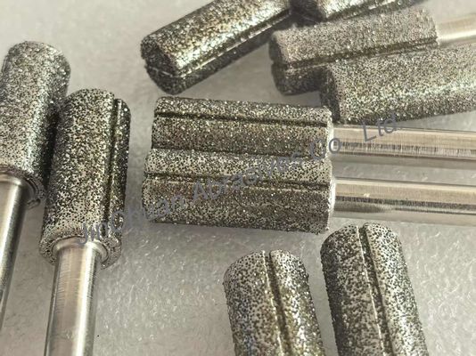 स्लॉट के साथ हीरे से लगाए गए अंक