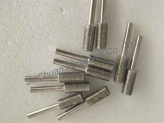 स्लॉट के साथ हीरे से लगाए गए अंक